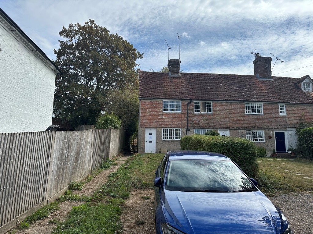 Lot: 213 - TWO-BEDROOM END-TERRACE COTTAGE WITH PARKING TO FRONT AND GARDEN TO REAR - External front of property with front garden